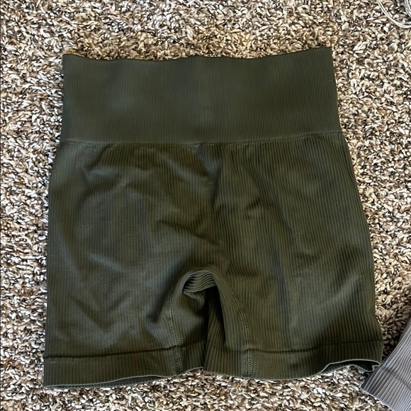 Green and Gray High-Waisted Shorts Set - Picture 4 of 10